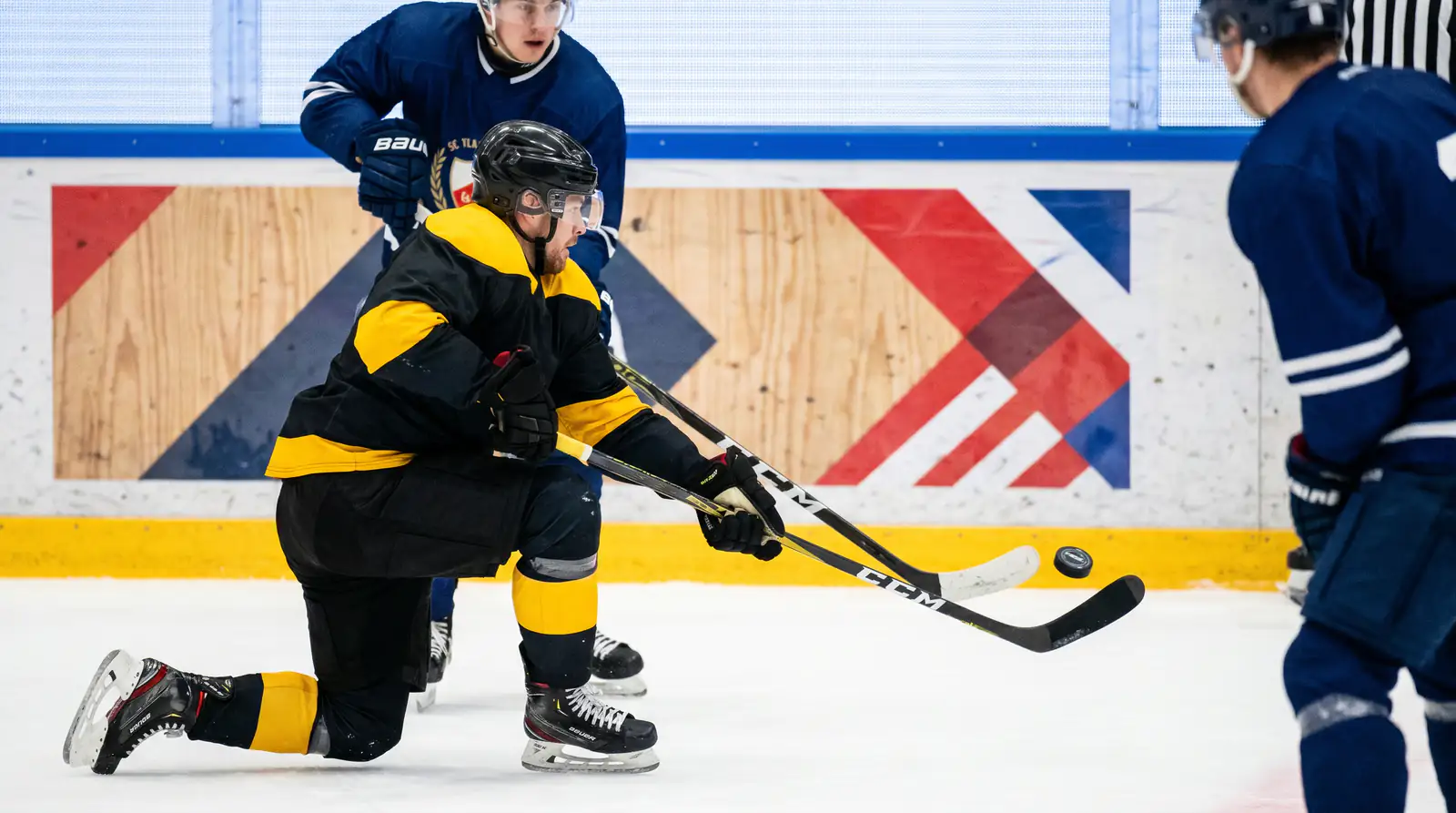 SHL underdog defender blocking a shot during a tight regulation match