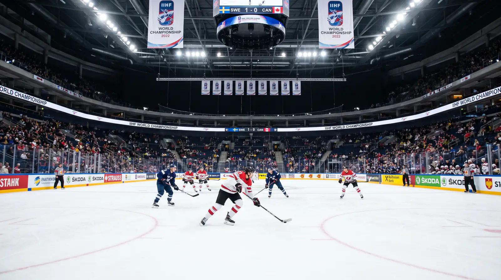 WJC versus senior Worlds comparison showing differences in arena format and pace